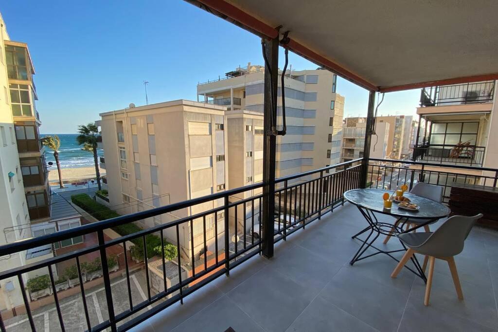 Апартаменты Amplio Apartamento Seaview Салоу Экстерьер фото