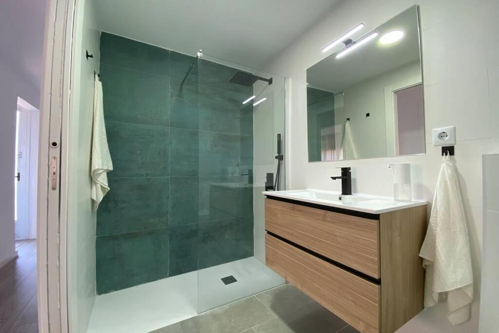 Апартаменты Amplio Apartamento Seaview Салоу Экстерьер фото