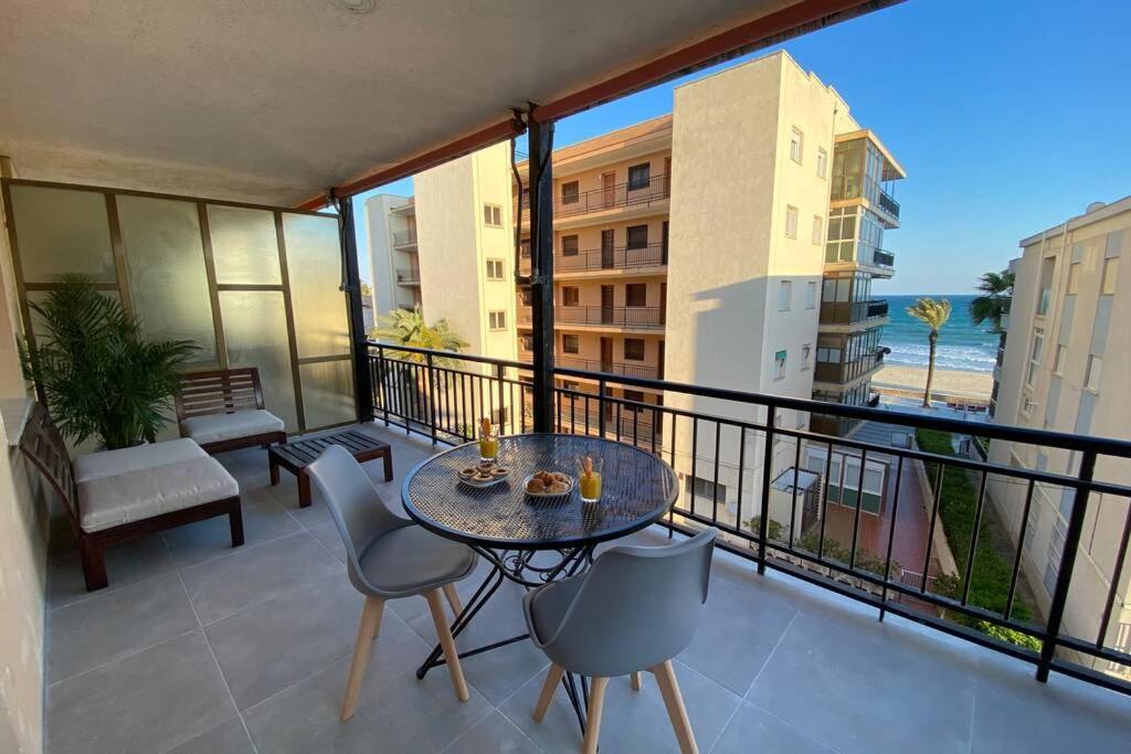 Апартаменты Amplio Apartamento Seaview Салоу Экстерьер фото